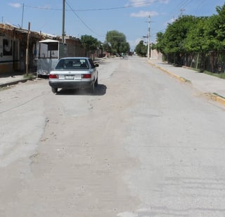 Habitantes de la colonia Francisco Villa hacen un llamado a las autoridades para solucionar el mal estado de la calle. (EL SIGLO DE TORREÓN)