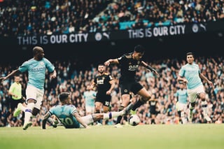 Raúl Jiménez tuvo dos asistencias para que el Wolverhampton diera la sorpresa de la jornada, al derrotar de visita 2-0 al Manchester City. (ESPECIAL) 
