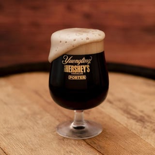Esta cerveza a base de Hershey's contiene 4.7 grados de alcohol y tiene un toque de caramelo. (ESPECIAL)