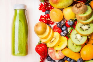 unque extraer el jugo de las frutas y verduras es una buena fuente de vitaminas y minerales, existen propiedades que no se obtiene de esta forma y que se están desperdiciando al desechar el resto del producto.  (ARCHIVO) 
