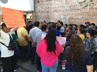 Tianguistas de Gómez Palacio se manifestaron en el exterior de las oficinas de Plazas y Mercados, pues señalan que el Ayuntamiento les solicitó darse de alta ante la Secretaría de Hacienda, lo que rechazaron. (FABIOLA P. CANEDO)