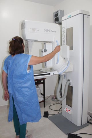 Con las mastografías se puede detectar correctamente las micro-calcificaciones que pueden sugerir la existencia de una alteración en los tejidos mamarios o detectar directamente el cáncer. (EL SIGLO DE TORREÓN)