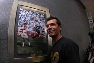 Jared Borgetti junto a la fotografía del gol que le dio su primer título a los Guerreros. (ARCHIVO) 
