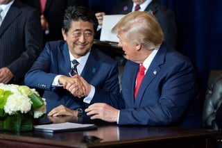 Fotografía cedida por la Casa Blanca donde aparece el presidente de EUA, Trump (d), el primer ministro de Japón, Shinzo Abe (i), durante la firma de un acuerdo comercial entre ambos países. (ARCHIVO)