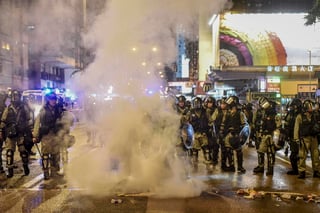 El ejército chino podría intervenir en Hong Kong si la violencia en las manifestaciones prodemocracia se agrava, advirtió el martes la líder local Carrie Lam, pero reiteró que el gobierno aún espera resolver la crisis sin ayuda externa. (EFE)