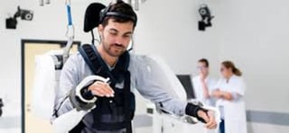 Un paciente tetrapléjico ha podido mover los brazos y las piernas gracias a un exoesqueleto controlado por las señales procedentes del cerebro. (ESPECIAL)
