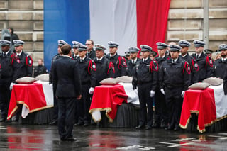 Se realizó una ceremonia en un patio del cuartel general de la policía de París donde fueron apuñalados el jueves pasado. (EFE)