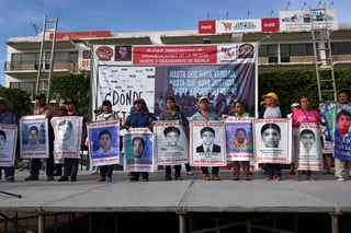 Desde la tribuna del Congreso de Guerrero, padres y madres de los 43 normalistas de Ayotzinapa exigieron la creación de una comisión especial que investigue el caso. (ARCHIVO)