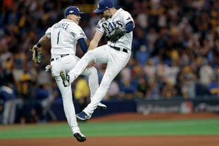 Willy Adames (i) y Kevin Kiermaier celebran luego del triunfo de ayer de los Rays sobre los Astros. (AP)