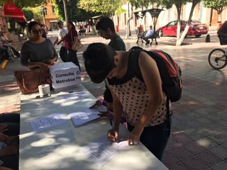 El módulo para la consulta ciudadana se instaló ayer en la plaza principal del muncipio de Lerdo. (EL SIGLO DE TORREÓN/ANGÉLICA SANDOVAL)