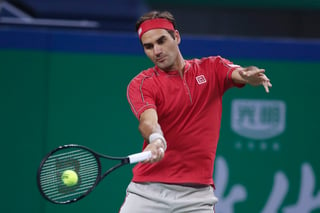 Roger Federer debutó en el Masters de Shanghái con una victoria en segunda ronda 6-2, 7-6 sobre el español Albert Ramos. (AP) 