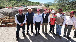 El gobernador José Aispuro realizó un recorrido para supervisar obras, junto al director local de SCT. (CORTESÍA)