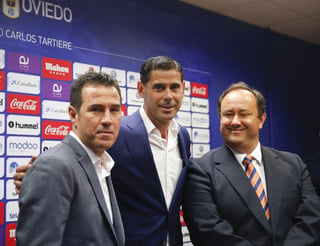 Joaquín del Olmo (i) renunció a su puesto como director deportivo del Real Oviedo de la Segunda División de España. (ESPECIAL) 