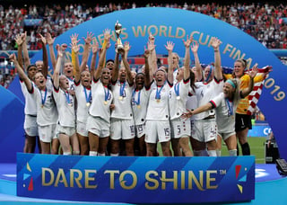 El equipo de futbol femenil de Estados Unidos celebra tras ganar la final del Mundial a Holanda, el 7 de julio de este año. (ARCHIVO) 