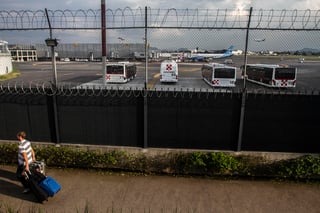 Durante el último mes, autoridades de la procuraduría capitalina, en coordinación con la Policía Federal, detectaron movimientos inusuales en las inmediaciones del aeropuerto capitalino. (ARCHIVO)