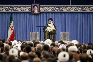 El líder supremo de Irán, Ali Jameneí, insistió este miércoles en que su país nunca desarrollará armas nucleares ya que su proliferación está prohibida por el islam, en medio de un aumento de la controversia por el programa atómico iraní. (ARCHIVO)