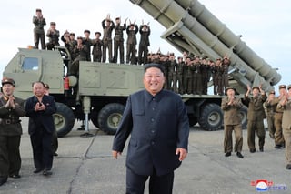 El líder norcoreano Kim Jong-un visitó una granja militar, en su primera aparición pública desde el fracaso de las negociaciones nucleares. (ARCHIVO)