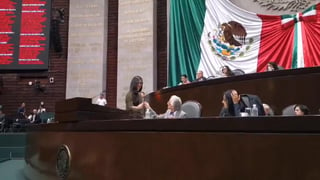  La secretaria de Gobernación, Olga Sánchez Cordero, recibió un particular regalo en la Cámara de Diputados: un 'churro' de marihuana. (ESPECIAL)