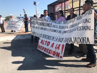 Trabajadores y maestros sindicalizados de la Universidad Autónoma de Coahuila (UA de C) realizaron en la Unidad Norte una marcha contra su dirigencia.