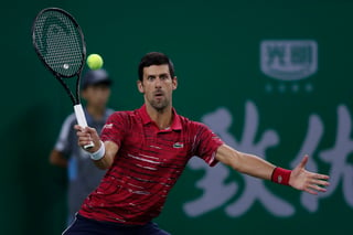 Novak Djokovic se impuso fácilmente 6-3, 6-3 a Denis Shapovalov, en el Masters 1,000 de Shanghái. (AP) 