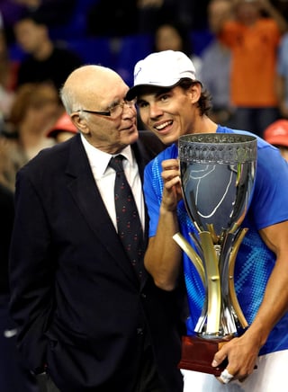 Andrés Gimeno junto a Rafael Nadal, luego de un triunfo del español en 2011. (ARCHIVO) 