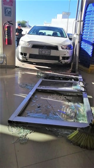 A su arribo los elementos ubicaron un vehículo Mitsubishi Lancer en color blanco impactado en la puerta principal del negocio, la cual derribó y la conductora al interior amedrentó a clientes y trabajadores. (EL SIGLO DE TORREÓN)
