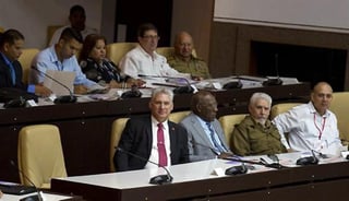 El mandatario de 59 años inicia de este modo su primer mandato de un lustro, más de un año después de asumir la dirección de la isla en relevo de Raúl Castro. (EFE)