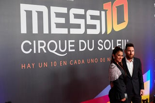 La carpa que Cirque du Soleil ha instalado en el Parc del Fórum de Barcelona se ha llenado para esta función especial, programada el día 10 del décimo mes del año. (EFE)