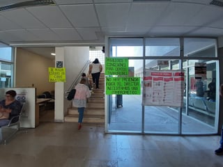 El jueves se mantuvo la protesta en la Unidad de Medicina Familiar del ISSSTE, impidiendo la entrada del director del nosocomio. (DIANA GONZÁLEZ)