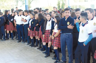 Alumnos reciben uniformes para el ciclo escolar y se comprometen a darle el valor correspondiente.