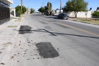 La recién entregada obra de pavimentación en fraccionamiento Villas de la Huerta presenta diversos parches y hundimientos. (FERNANDO COMPEÁN)
