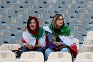 Las aficionadas al balompié pudieron ver por primera vez en el estadio un partido de futbol, mismo que ganó Irán 14-0 a Camboya. (AP) 