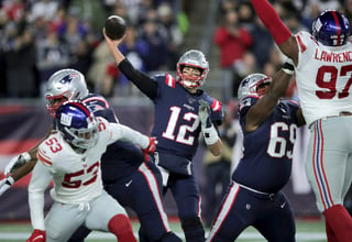En una noche atípica para el veterano mariscal de campo local, Tom Brady, los Patriotas de Nueva Inglaterra siguen sin conocer la derrota en la actual temporada de la NFL. (AP) 