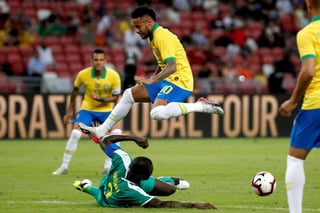 Pese a ser titular en el duelo, el astro brasileño no pudo marcar diferencia y vio cómo su selección empató a un gol con los africanos. (EFE) 