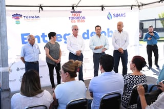 El alcalde Jorge Zermeño y Simas entregaron la obra de rehabilitación de drenaje sanitario en el bulevar Las Quintas. (FERNANDO COMPEÁN)