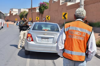 Se volvieron a implementar en Torreón los operativos contra vehículos que circulan con placas vencidas o sin láminas. (EL SIGLO DE TORREÓN)