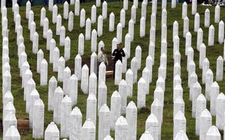 La principal asociación de víctimas del genocidio en la ciudad bosnia de Srebrenica en 1995 ha anunciado hoy que pedirá la retirada del Nobel de Literatura a Peter Handke, al acusarle de defender a responsables de crímenes de guerra. (ARCHIVO)