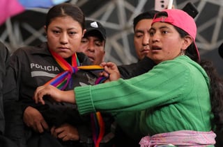 La Confederación de Nacionalidades Indígenas de Ecuador (Conaie) entregó a organizaciones humanitarias a los ocho policías y dos agentes que mantenía retenidos. (ARCHIVO)