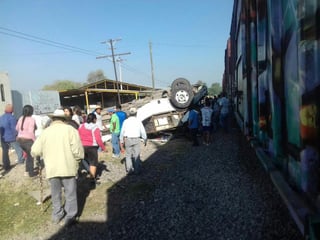 Un camión de pasajeros intentó ganarle el paso al tren en un crucero del municipio de San Juan del Río, Querétaro. El accidente consecuente ha dejado un saldo de al menos ocho personas muertas y seis heridas. (ESPECIAL)