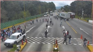 Estudiantes de las diferentes escuelas normales del estado de Michoacán se apoderaron de al menos 15 autobuses de pasajeros para exigir el pago de becas, que dijeron, no les han liberado el gobierno federal. (ESPECIAL)