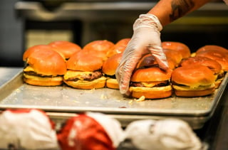 Por contener más pellejos que pollo, la Procuraduría Federal del Consumidor (Profeco) retiró del mercado los empaques de hamburguesas de la marca Al Día de las tiendas de autoservicio, dijo el titular de dicha instancia, Ricardo Sheffield. (ARCHIVO)
