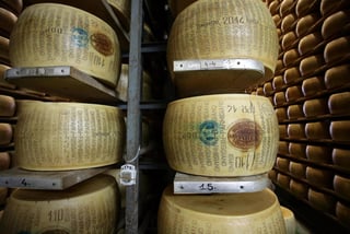 Los consumidores de Estados Unidos que aprecian el sabor fuerte del queso parmesano añejo de Italia como un aperitivo o sobre su platillo de pasta favorito, se abastecen antes del aumento de aranceles de la próxima semana. (ARCHIVO)
