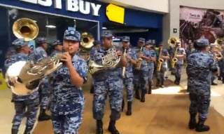 Ante la sorpresa de decenas de personas que se encontraban realizando sus compras en el centro comercial Mundo E integrantes del conjunto de músicos de la Fuerza Aérea Mexicana a ritmo de mambo. (ESPECIAL)
