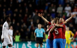 Los jugadores de la República Checa festejan tras vencer a los ingleses con un gol cerca del final. (AP)