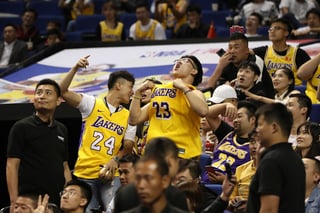 Aficionados chinos durante el juego de pretemporada entre los Nets y los Lakers, en Shanghái, China. (AP)