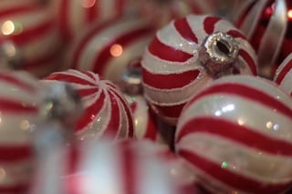 La entrada al auditorio es libre y, además de esferas navideñas, encontrarás artesanías de cantera, luces navideñas, estrellas y todo alusivo a la Navidad. (ESPECIAL) 