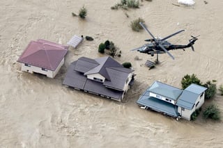 La cadena pública NHK difunde desde primera hora de este domingo imágenes de áreas residenciales inundadas por desbordamientos fluviales y de las labores de rescate. (ESPECIAL)