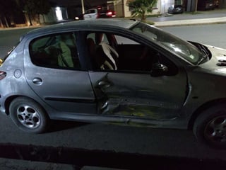 Se impactan auto y taxi, los daños estimaron en 18 mil pesos, no hay lesionados. (EL SIGLO DE TORREÓN)