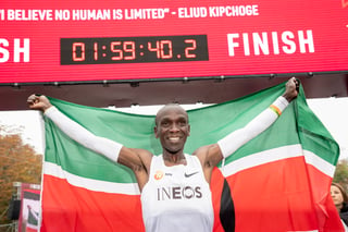 El keniano Eliud Kipchoge celebra tras lograr romper la barrera de las 2 horas en el maratón.