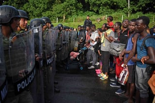 Otro grupo de la Guardia Nacional se ubicó detrás del contingente de migrantes. (AGENCIAS)